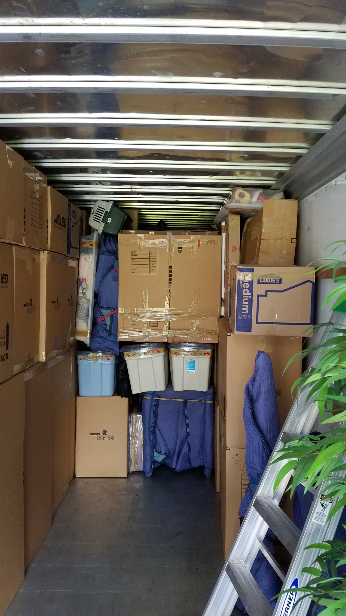 Mantis Moving loaded truck Royal Oak MI